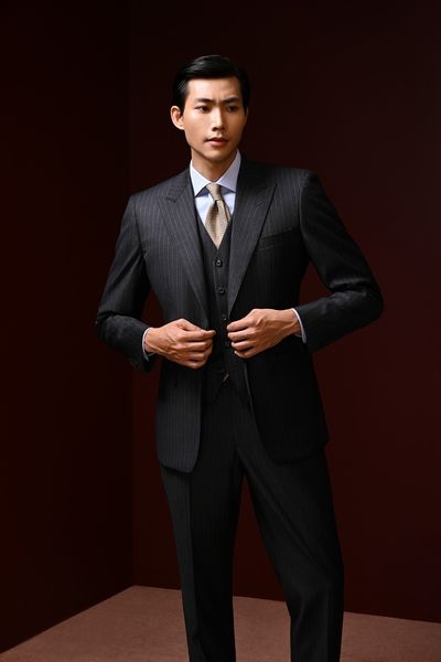 Suit 3 mảnh tối màu họa tiết sọc phối sơ mi sáng là lựa chọn giúp tổng thể cơ thể trông cao và thon gọn hơn với thực tế