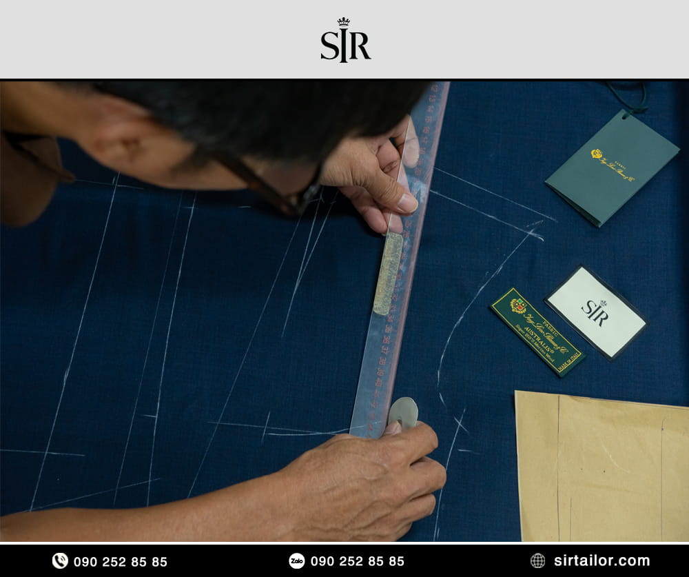 Bước cắt rập dựng form thủ công trong quy trình may đo vest tại Sir Tailor