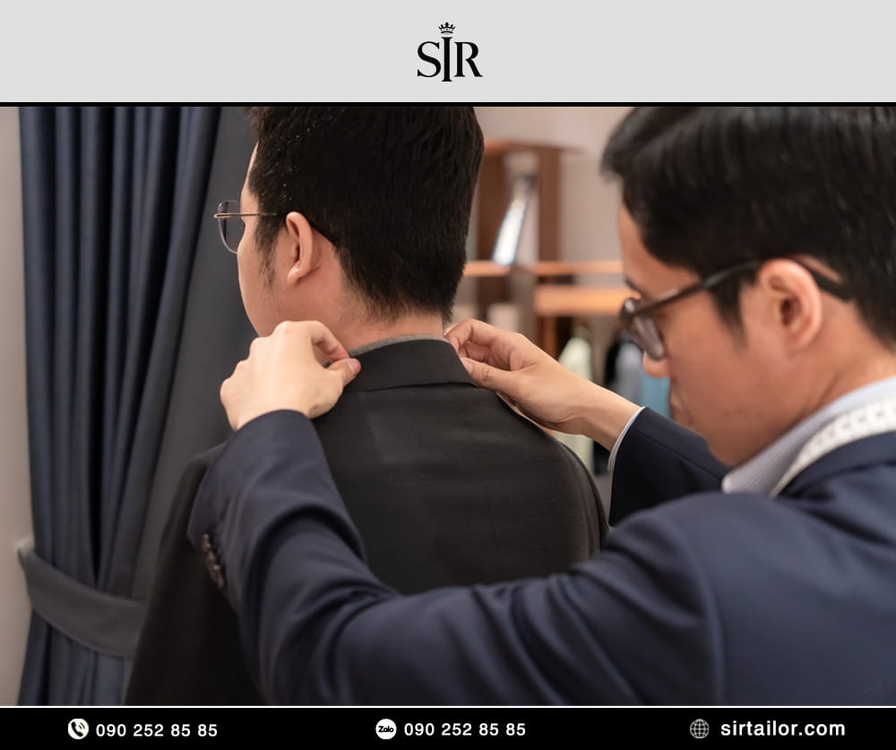 Bước khoác lên bản thử trong quy trình may đo vest tại Sir Tailor