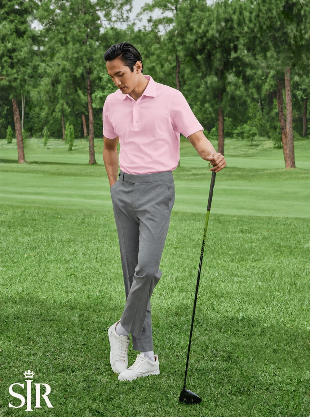 Mẫu Áo Polo Hồng Pastel kết hợp với quần xám